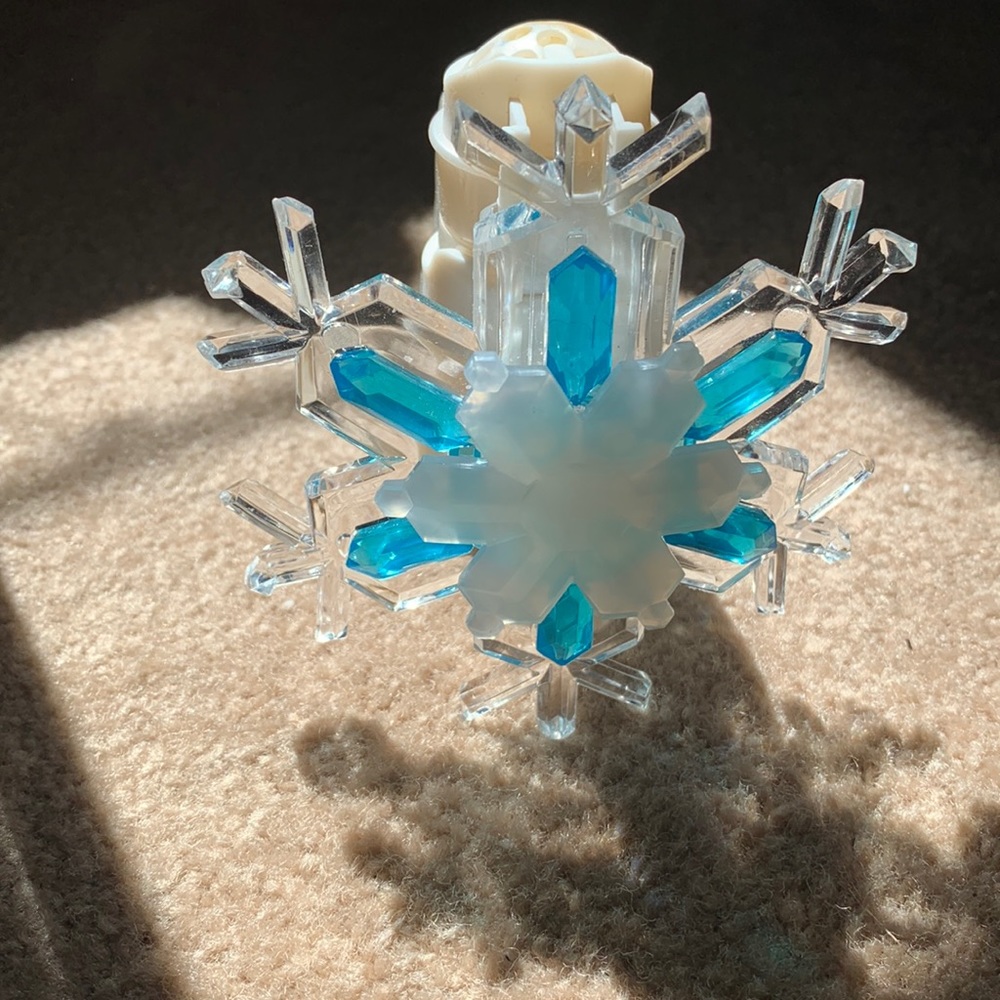 Gently used snow flake wall flowers fragance diffuser